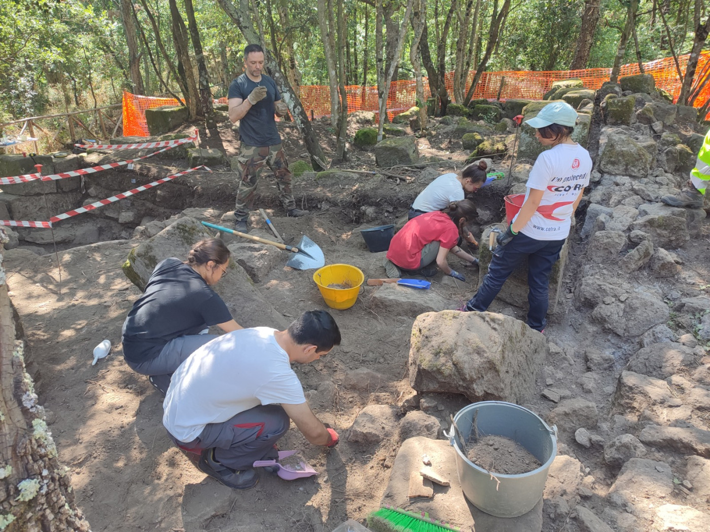 Scavi castello di Corviano, studenti all'opera