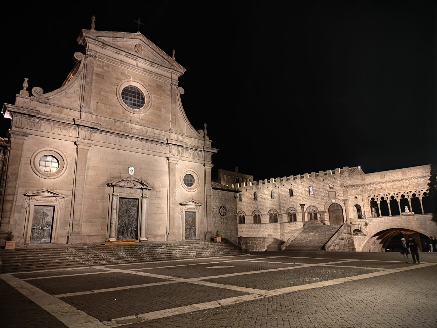 La Cattedrale, accanto al Palazzo dei Papi, in versione serale