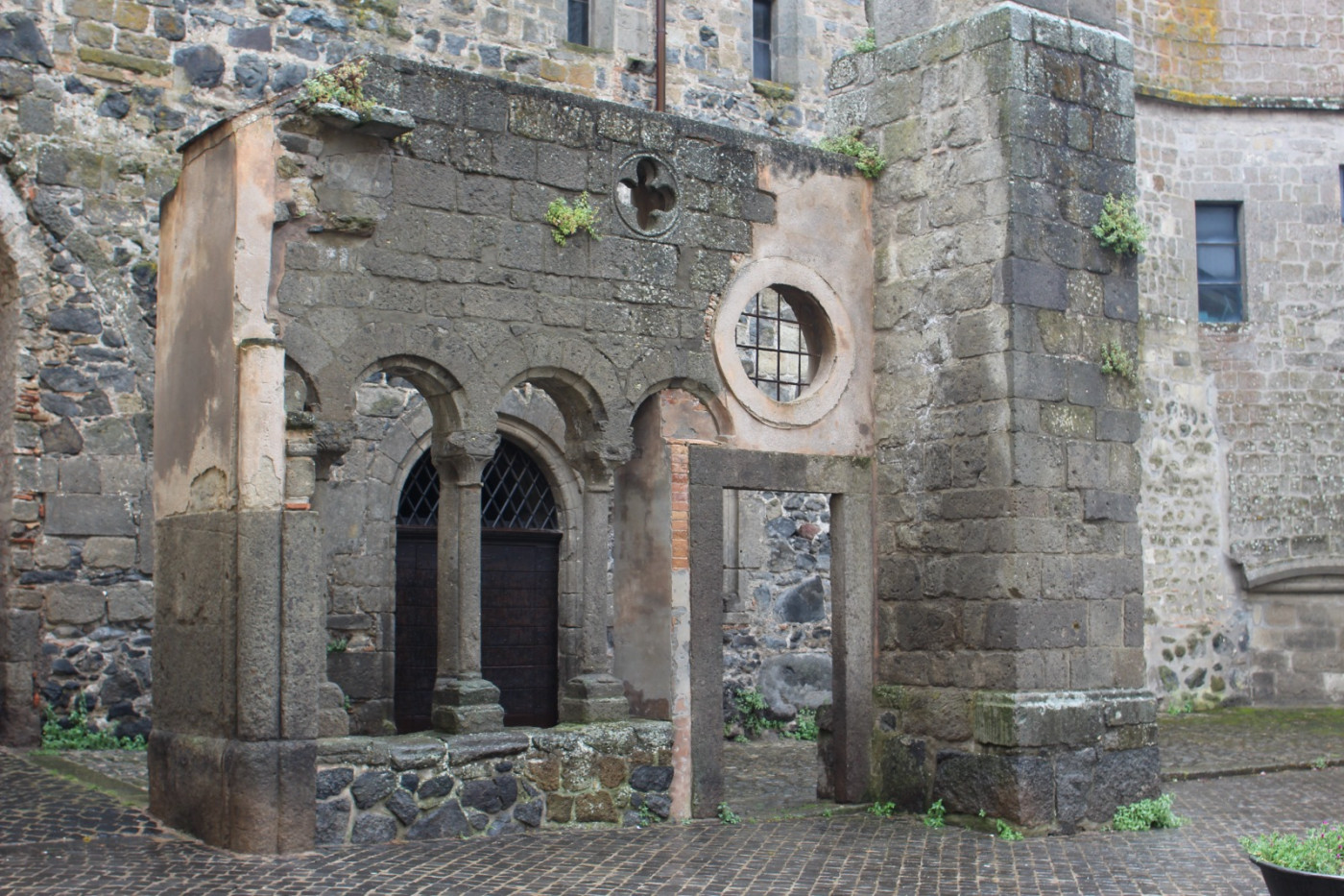 Ruderi dell'antico chiostro cistercense (XIII secolo). La struttura in peperino, impreziosita da un'elegante trifora di transizione romanico-gotica, costituisce una preziosa testimonianza della fondazione medievale del complesso monastico