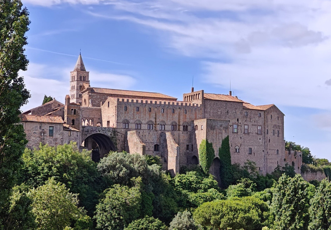 Il complesso del Palazzo dei Papi sorto sulle macerie delle fortificazioni di San Lorenzo