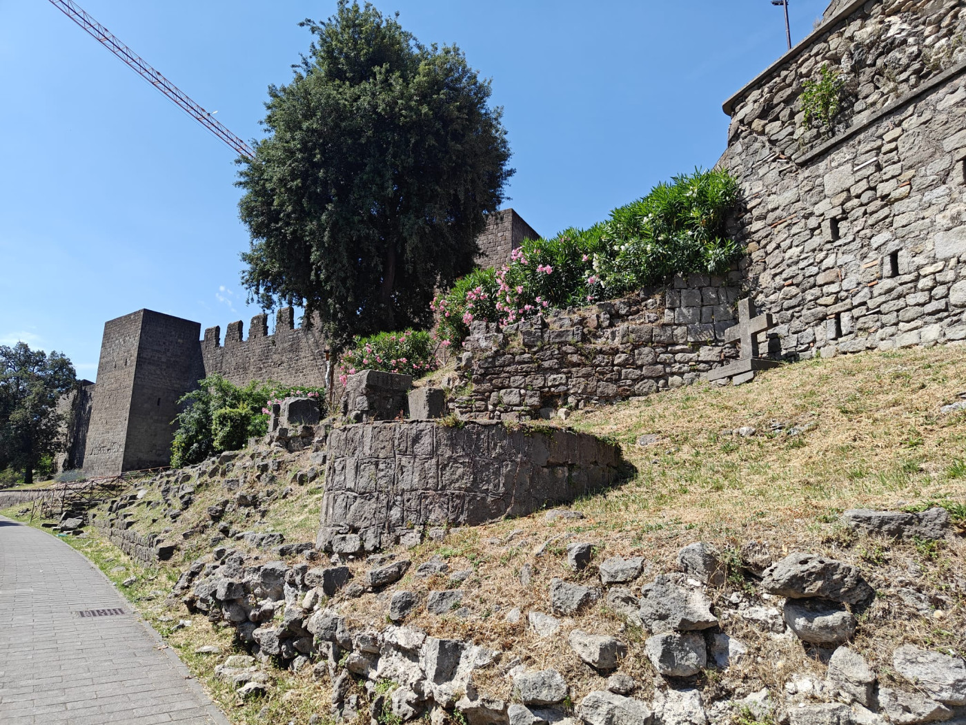 Poggio del Tignoso, resti del Palazzo dei Federico II a Viterbo