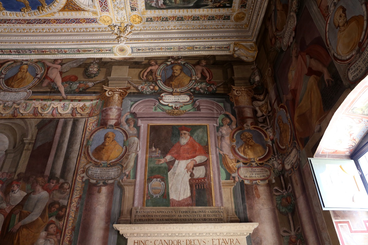 Il cardinale Raniero Capocci ritratto negli affreschi del Palazzo dei Priori a Viterbo. Fu lui il grande regista della propaganda pontificia che trasformò l'esotismo della guardia saracena di Federico II nella prova suprema dell'eresia imperiale.