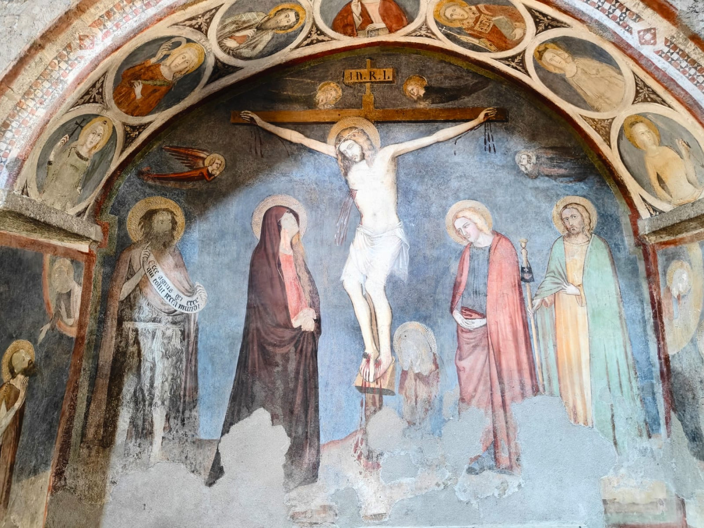 La splendida Crocifissione della navata sinistra (1340 ca.), opera di altissima qualità formale vicina ai modi di Simone Martini, attribuita al maestro viterbese Matteo Giovannetti prima della sua partenza per la corte papale di Avignone