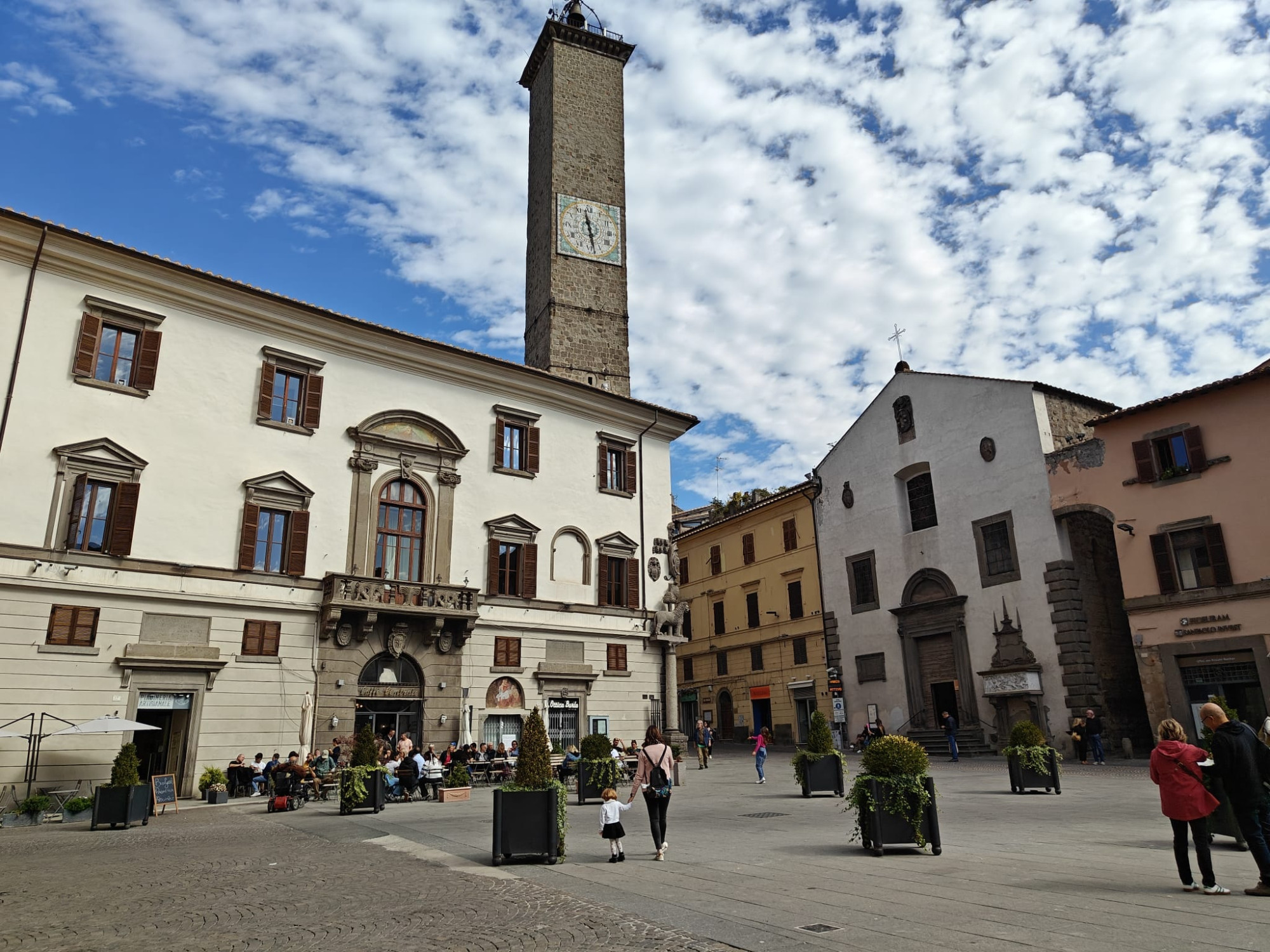 Piazza del Plebiscito (o del Comune). Sullo sfondo la Torre Civica svetta tra i palazzi.